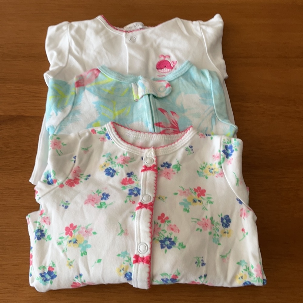 3 comfy Pajamas 0-3 months